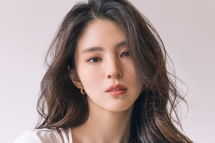 Có lẽ vì nhan sắc lẫn phong cách có nhiều điểm tương đồng với đàn chị nên Han So Hee được ví là “tiểu Song Hye Kyo”.