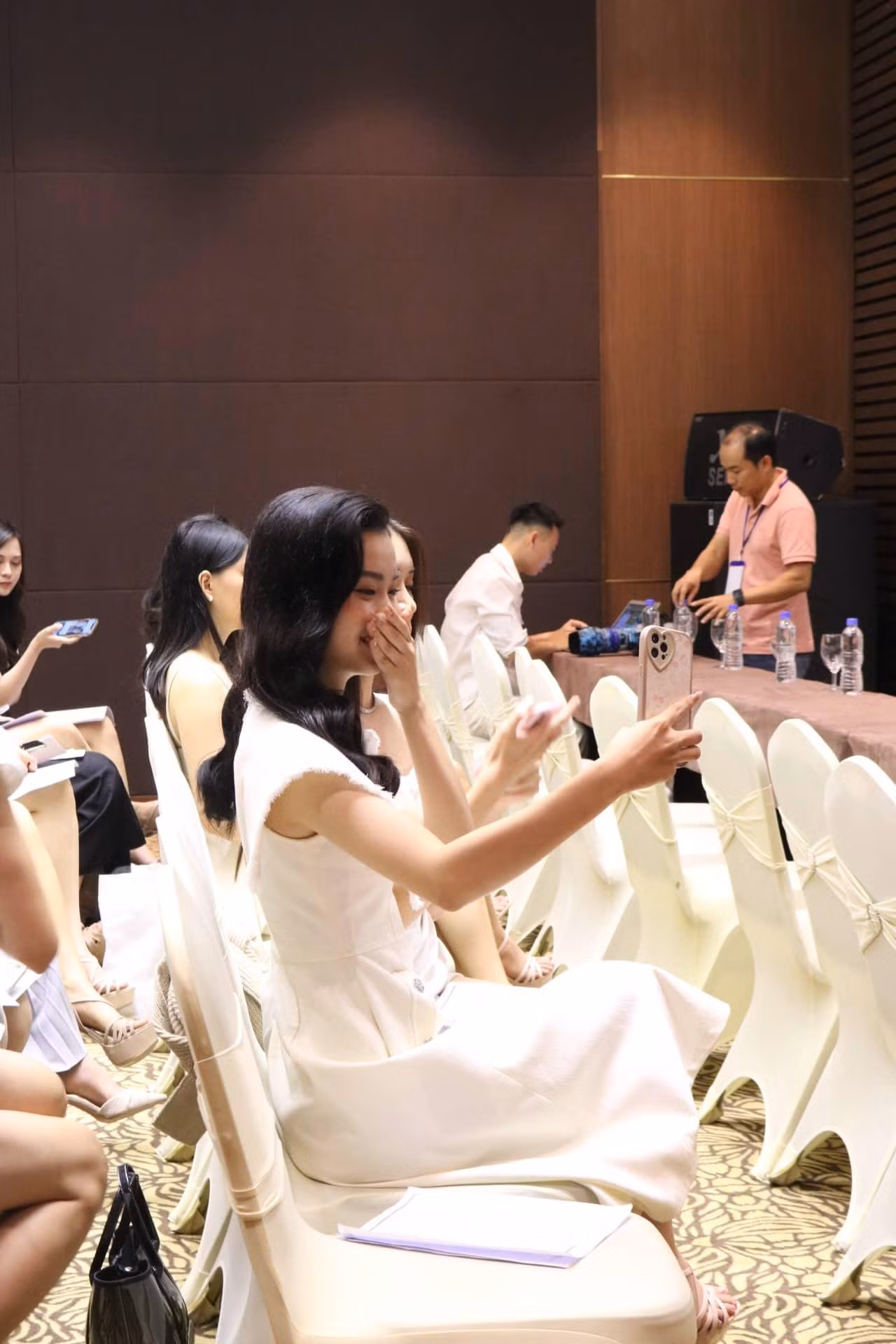 Một số thí sinh tranh thủ liên hệ với người thân, quay clip/ chụp ảnh selfie, hoặc trò chuyện, kết bạn... trong thời gian chờ vào phỏng vấn.