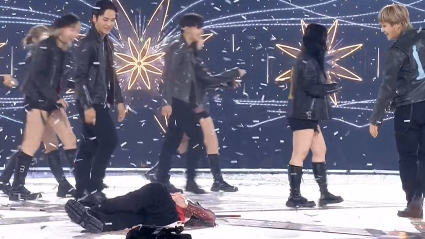 Những bản hit cũ được mang trở lại khiến người hâm mộ nóng lòng muốn G-Dragon sớm phát hành album và khởi động một chuyến lưu diễn. Những bản hit cũ được mang trở lại khiến người hâm mộ nóng lòng muốn G-Dragon sớm phát hành album và khởi động một chuyến lưu diễn.