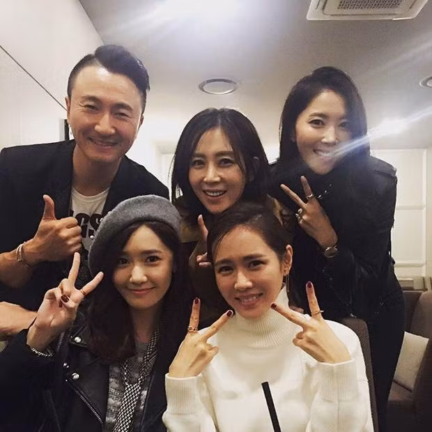 Thân thiết với cả nhà trai lẫn nhà gái, "nữ thần" Yoona khó có thể vắng mặt tại lễ cưới. Thân thiết với cả nhà trai lẫn nhà gái, "nữ thần" Yoona khó có thể vắng mặt tại lễ cưới.