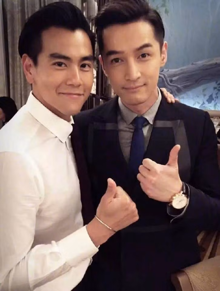 Bành Vu Yến (trái) và Hồ Ca (phải) dần trở nên thân thiết sau nhiều lần hợp tác, là một "cặp bài trùng" trong nhiều phương diện, từ diễn xuất đến tấu hề.