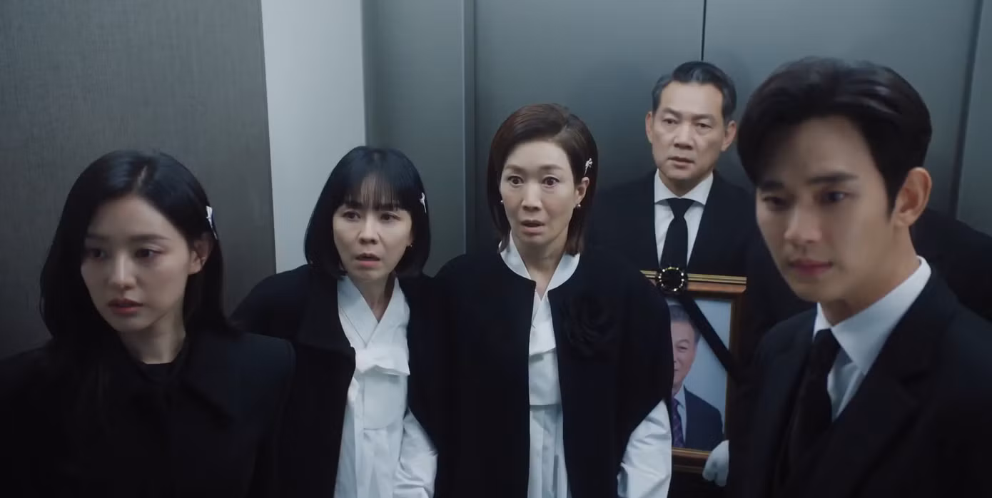 Baek - Hong bất ngờ khi tìm thấy "hầm trú ẩn" mà ông nội nhắc tới với Hae In. Baek - Hong bất ngờ khi tìm thấy "hầm trú ẩn" mà ông nội nhắc tới với Hae In.