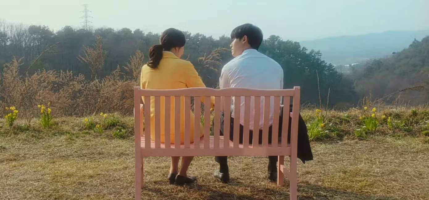Kang Ho tìm ra bức thư mẹ để lại cho anh sau bức ảnh gia đình, nhớ về người mẹ quá cố. Kang Ho tìm ra bức thư mẹ để lại cho anh sau bức ảnh gia đình, nhớ về người mẹ quá cố.