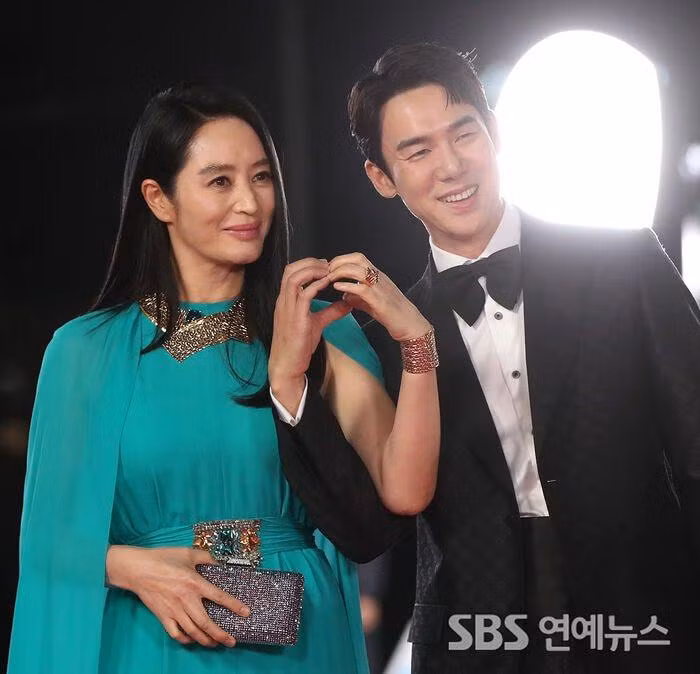 Kim Hye Soo và Yoo Yeon Seok là hai cái tên quen thuộc trong vị trí MC của Rồng Xanh.