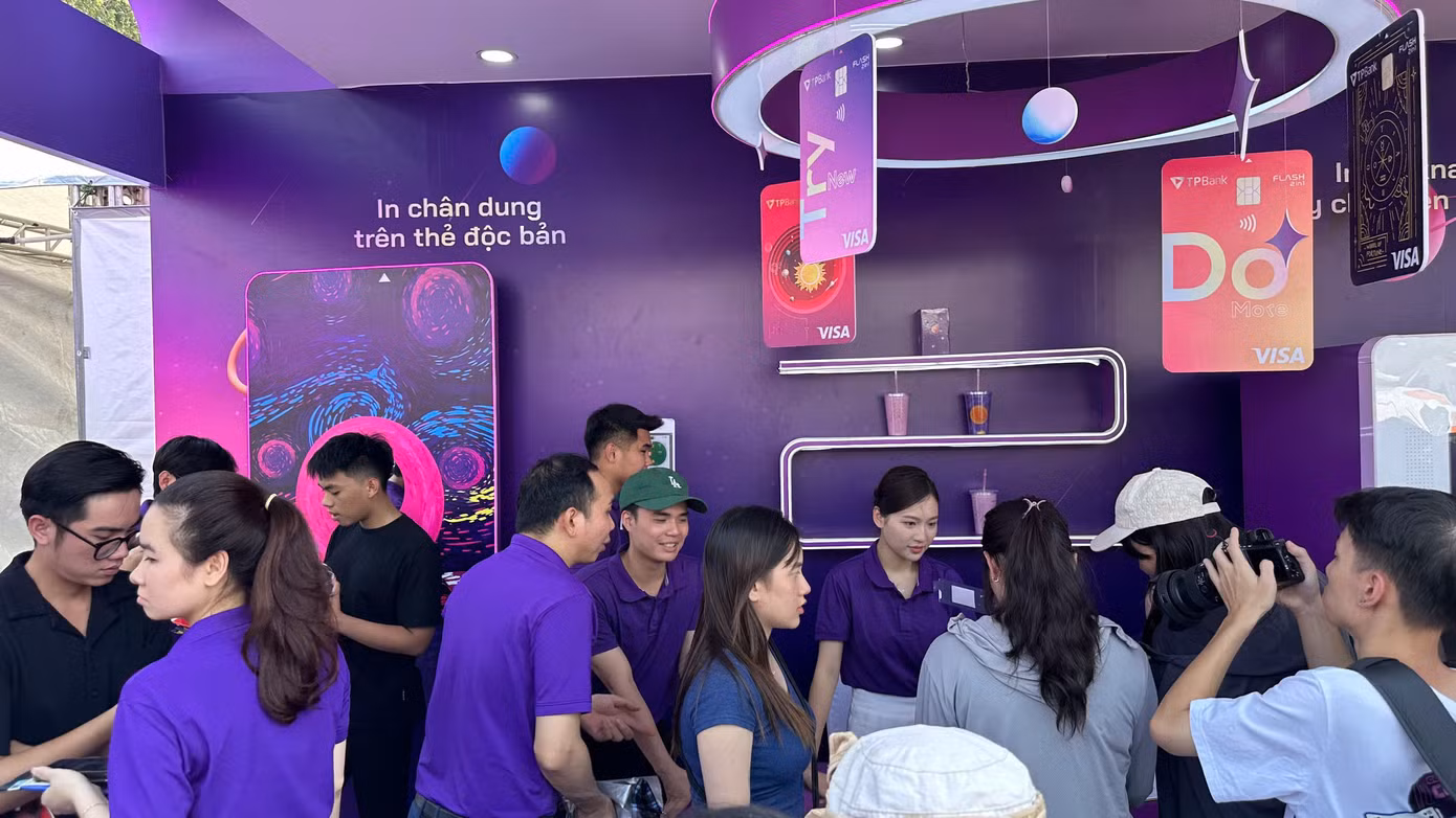 Gian hàng TP Bank nô nức Gen Z tới check-in.