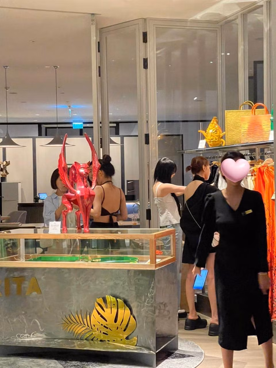 aespa cùng nhau đi mua sắm sau khi tới Việt Nam.