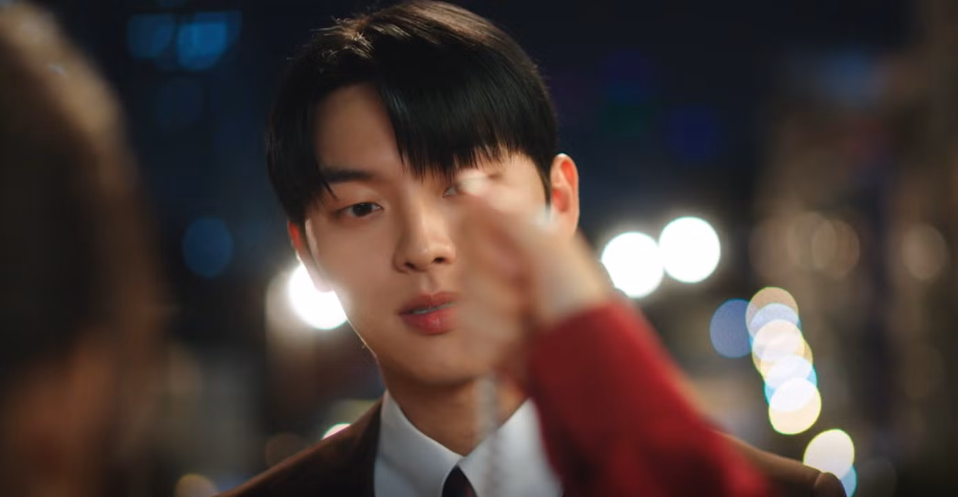 Su Jeong giơ chiếc vòng cổ ra trước mặt Ju Yeon, khẳng định anh chính là Hắc Viêm Long. Su Jeong giơ chiếc vòng cổ ra trước mặt Ju Yeon, khẳng định anh chính là Hắc Viêm Long.