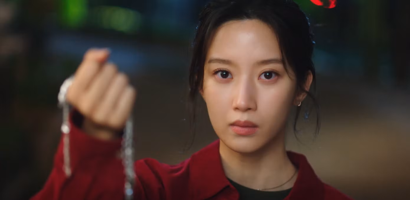 Su Jeong giơ chiếc vòng cổ ra trước mặt Ju Yeon, khẳng định anh chính là Hắc Viêm Long. Su Jeong giơ chiếc vòng cổ ra trước mặt Ju Yeon, khẳng định anh chính là Hắc Viêm Long.