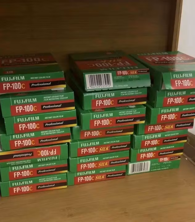 Ngoài film, các thiết bị như máy ảnh, flash phục vụ cho hình thức chụp ảnh này đều đã ngừng sản xuất, khó sửa, khó tìm.