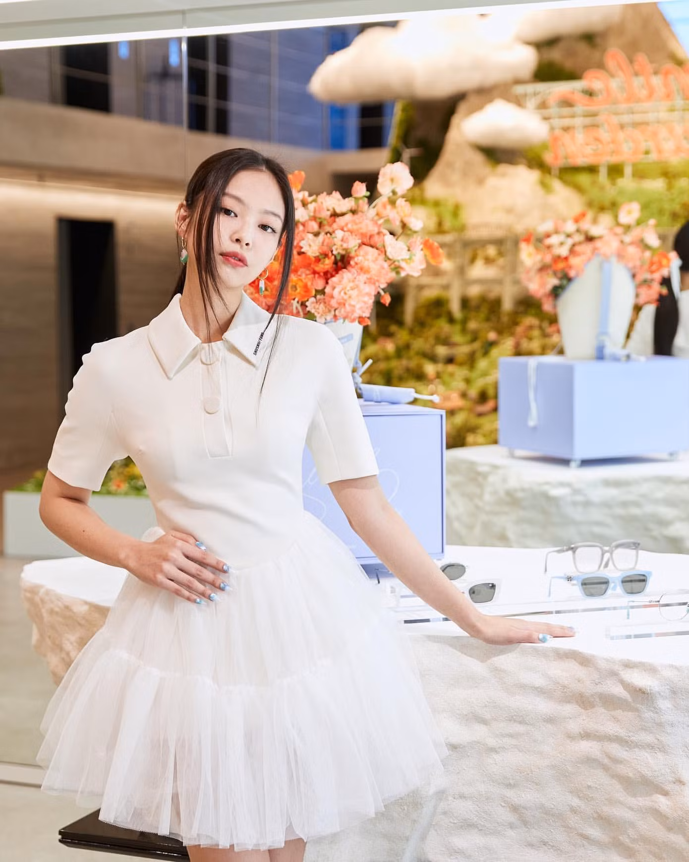 Jennie không ngừng khiến mạng xã hội náo loạn với vô số diện mạo từ Tuần lễ Thời trang Paris, show diễn của Jacquemus đến loạt ảnh quảng bá ấn tượng cho Gentle Monster.