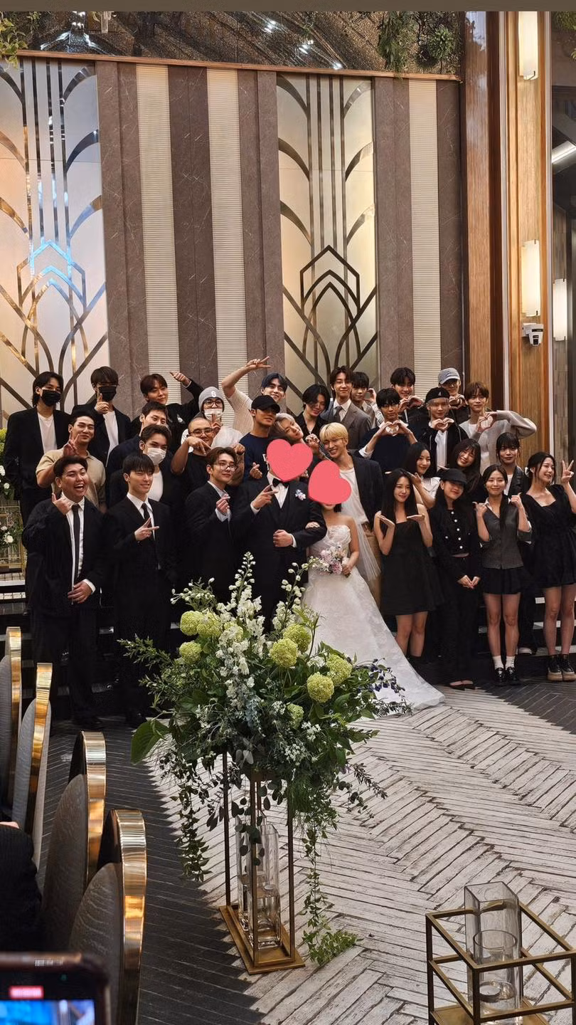 Khung hình tề tựu nguyên dàn sao nhà Pledis - tưởng như chỉ có thể thấy được ở concert công ty.
