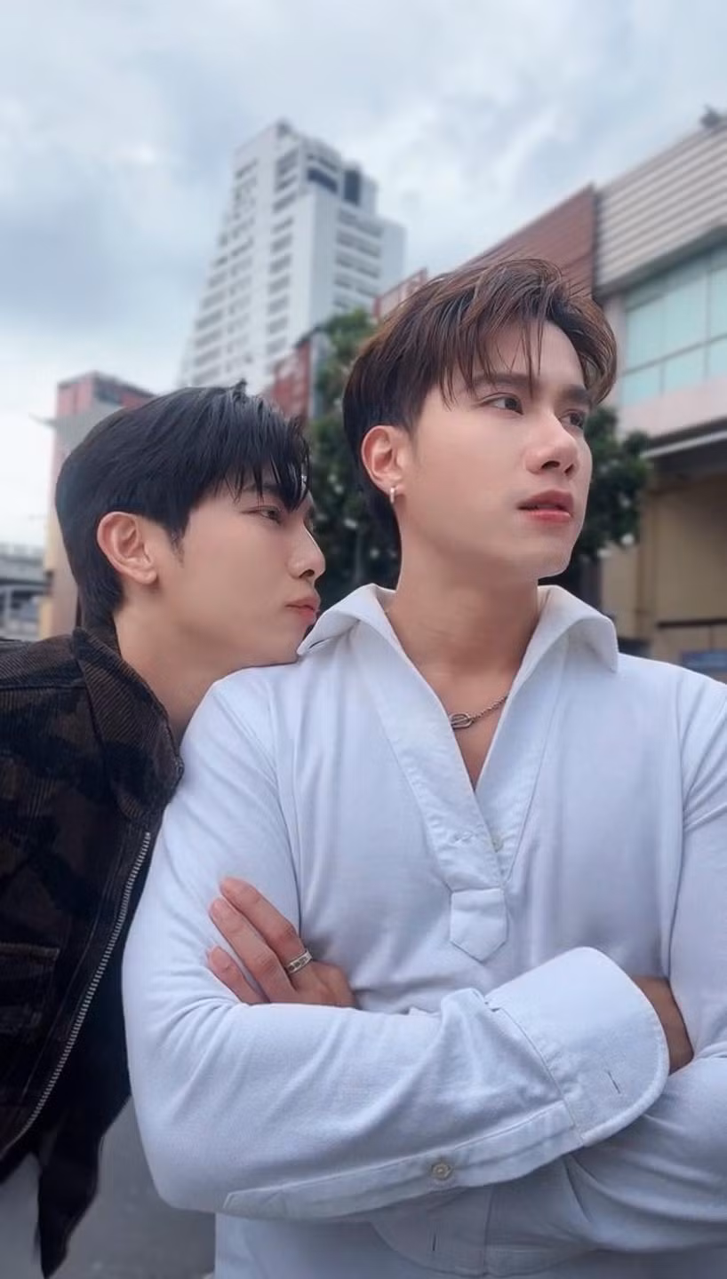 Từ năm 2022, fan đã ngờ ngợ giữa Tul và Mew đã tới mức "trên tình bạn" khi hai người thường xuyên "dính" nhau. Mew bận rộn vẫn bay đi thăm Tul, đón Giáng sinh cùng anh. Hai bên gia đình cũng từng gặp mặt nhau. Từ năm 2022, fan đã ngờ ngợ giữa Tul và Mew đã tới mức "trên tình bạn" khi hai người thường xuyên "dính" nhau. Mew bận rộn vẫn bay đi thăm Tul, đón Giáng sinh cùng anh. Hai bên gia đình cũng từng gặp mặt nhau.