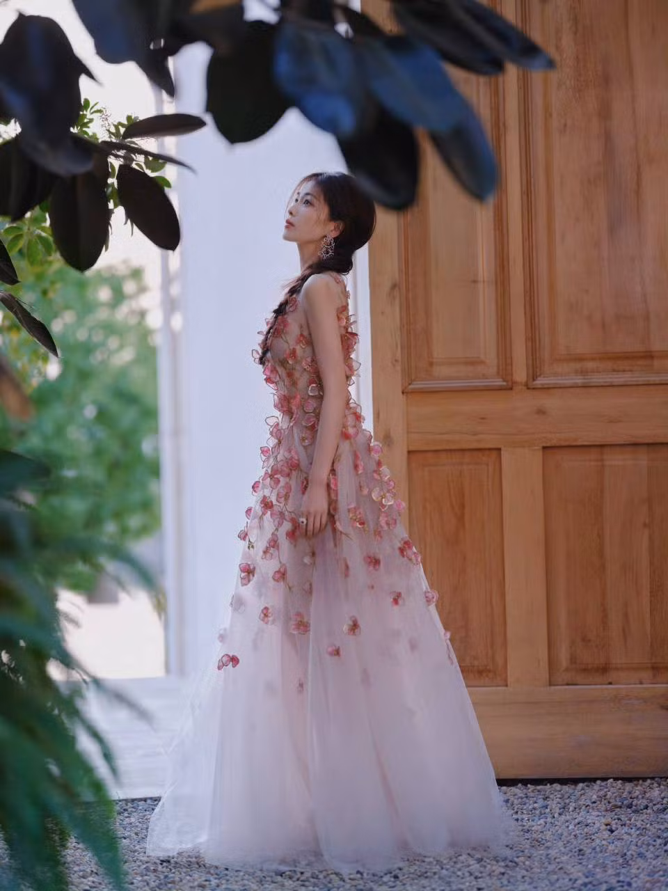 Bạch Lộc xinh đẹp trong ảnh đã chỉnh sửa do studio đăng tải lẫn hậu trường chụp nhanh bằng điện thoại.