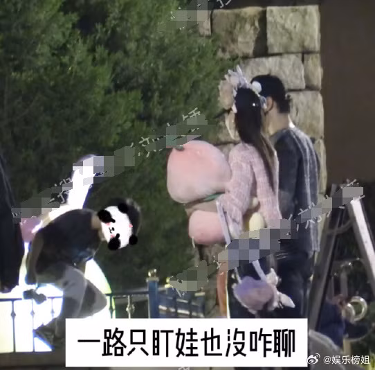 Angelababy và Huỳnh Hiểu Minh cùng con trai tới Disneyland. Giai đoạn còn chung sống, hai diễn viên cũng từng được bắt gặp đưa Tiểu Hải Miên tới nơi này chơi đùa.