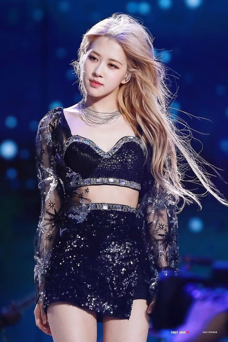 Bức ảnh "gây bão" mạng của Rosé từ thần thái đến sắc vóc. - Ảnh: First Love Bức ảnh "gây bão" mạng của Rosé từ thần thái đến sắc vóc. - Ảnh: First Love