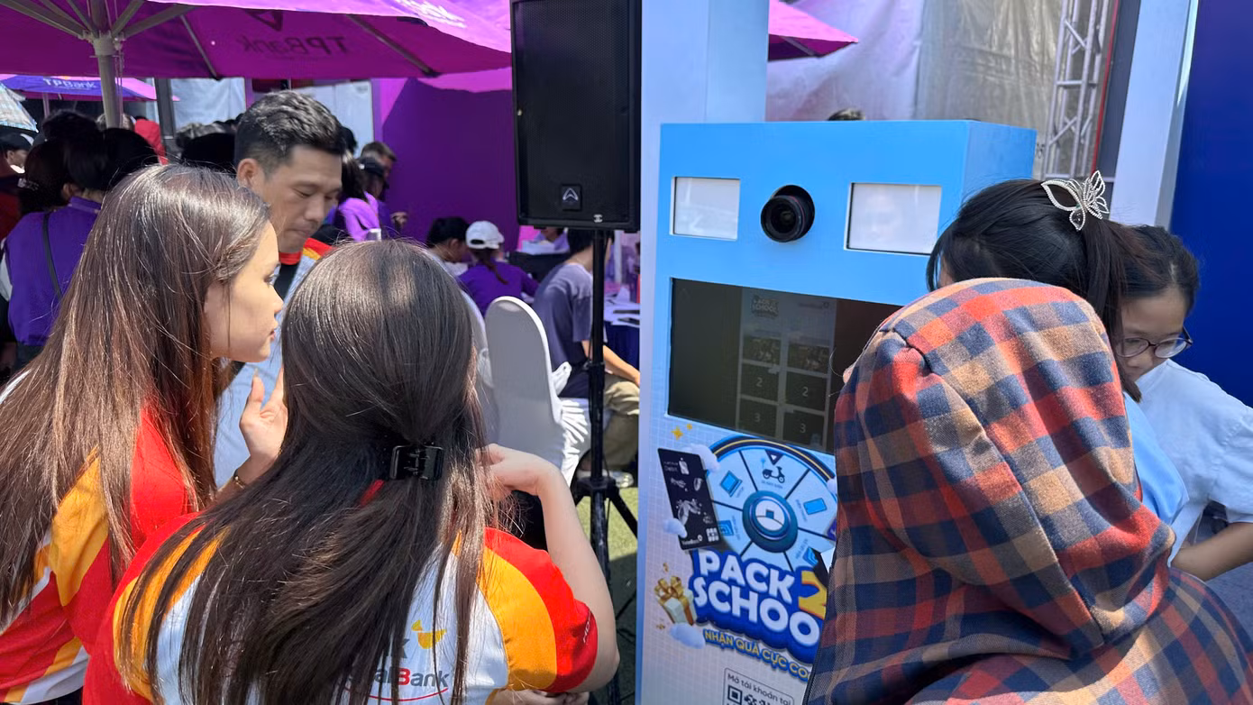 Gian hàng TP Bank nô nức Gen Z tới check-in.