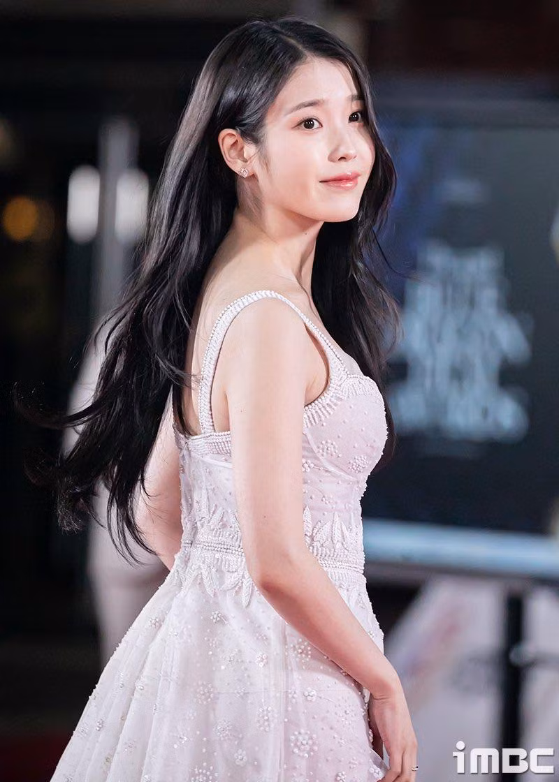 Bức ảnh này của IU đang được fan lưu vào "những khoảnh khắc huyền thoại" trên thảm đỏ của IU vì màn xoay người xinh đẹp.