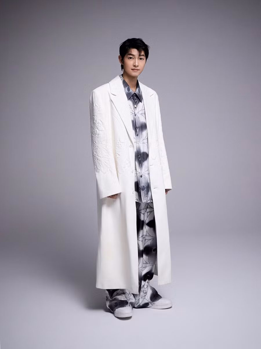 Cũng trong thời gian tại Cannes, Song Joong Ki đón thêm tin vui khi anh vừa được Louis Vuitton tuyên bố trở thành Đại sứ thương hiệu mới của hãng.