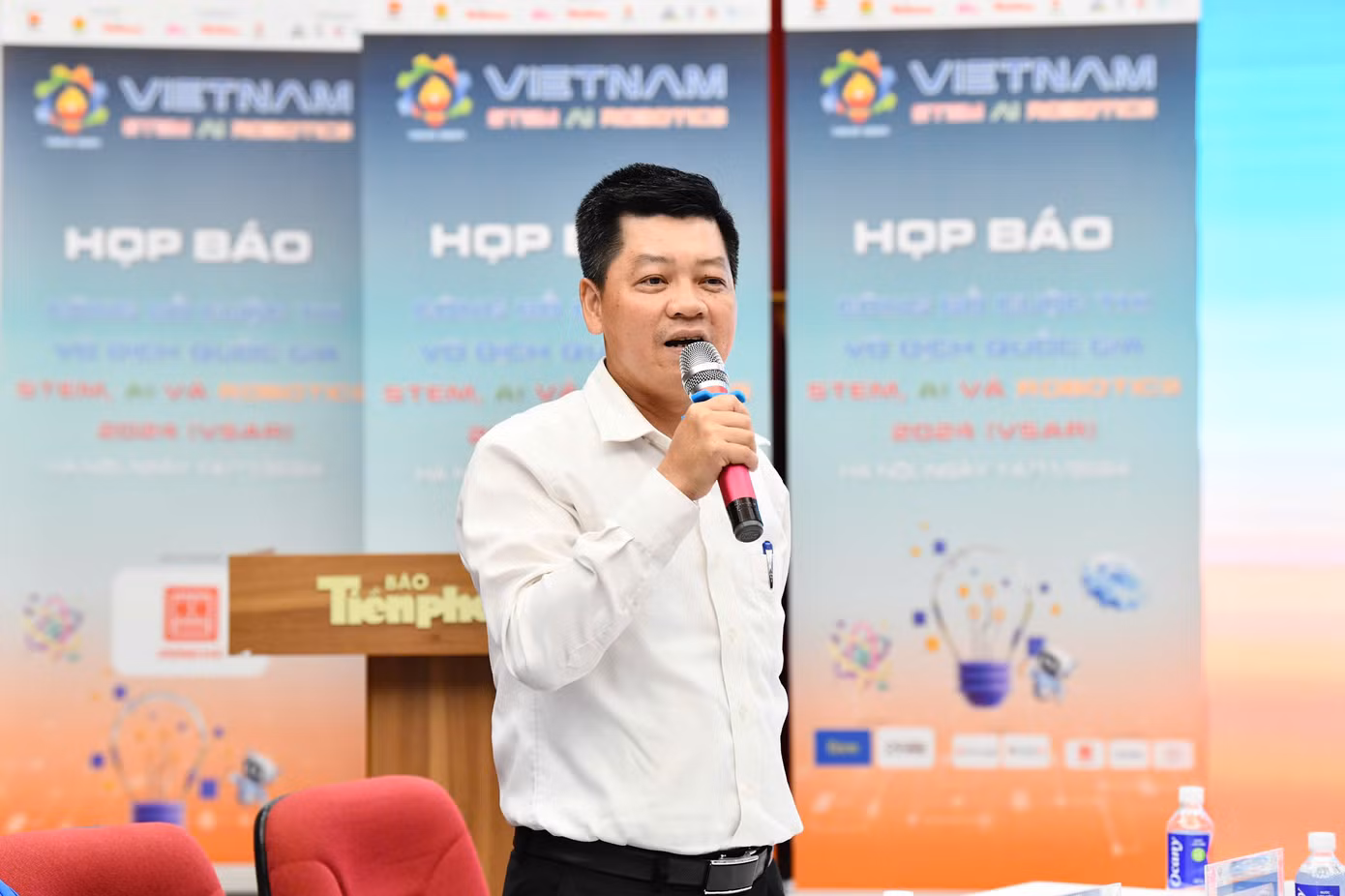 Ông Phạm Quốc Toản - Phó Giám đốc Sở Giáo dục và Đào tạo thành phố Hà Nội. Ông Phạm Quốc Toản - Phó Giám đốc Sở Giáo dục và Đào tạo thành phố Hà Nội.