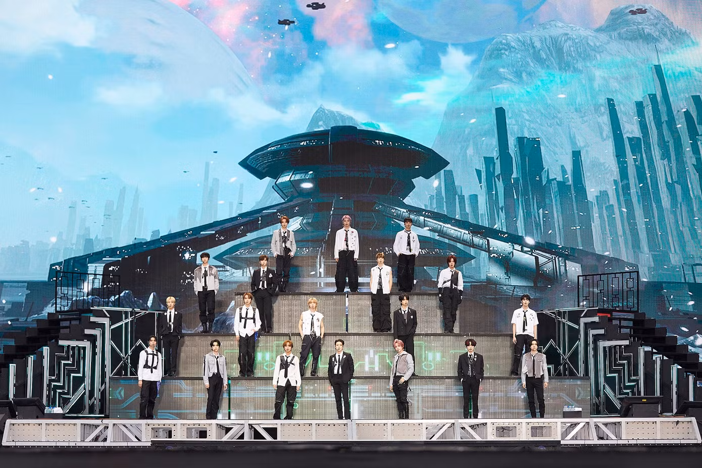 Toàn bộ unit của NCT: NCT U, NCT 127, NCT DREAM, WayV đều có phần biểu diễn ấn tượng, bên cạnh các màn trình diễn toàn đội hình.
