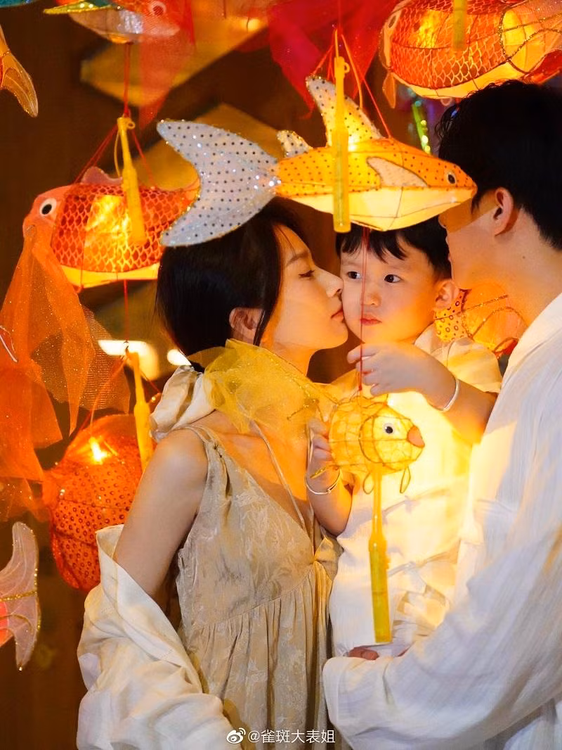 Dù còn nhỏ tuổi, con trai của blogger đã lộ rõ nét điển trai, đáng yêu.