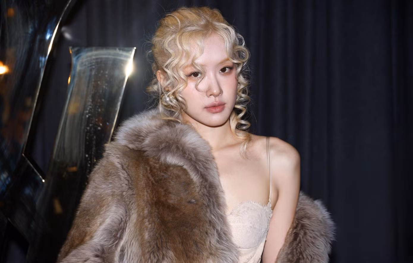 Zoom cận lớp trang điểm của Rosé cũng "chẳng có gì để che" vì tông hồng này quá hợp với cô.