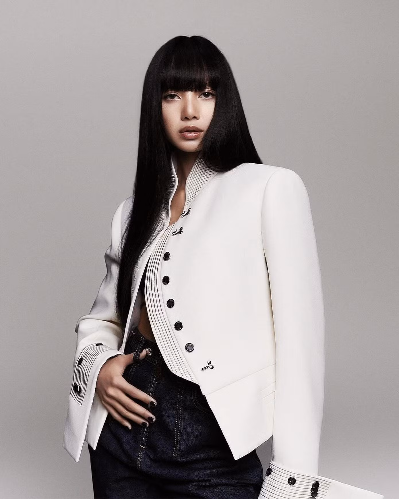 Lisa sẽ xuất hiện trong bộ phim The White Lotus nhưng chưa rõ vai trò.