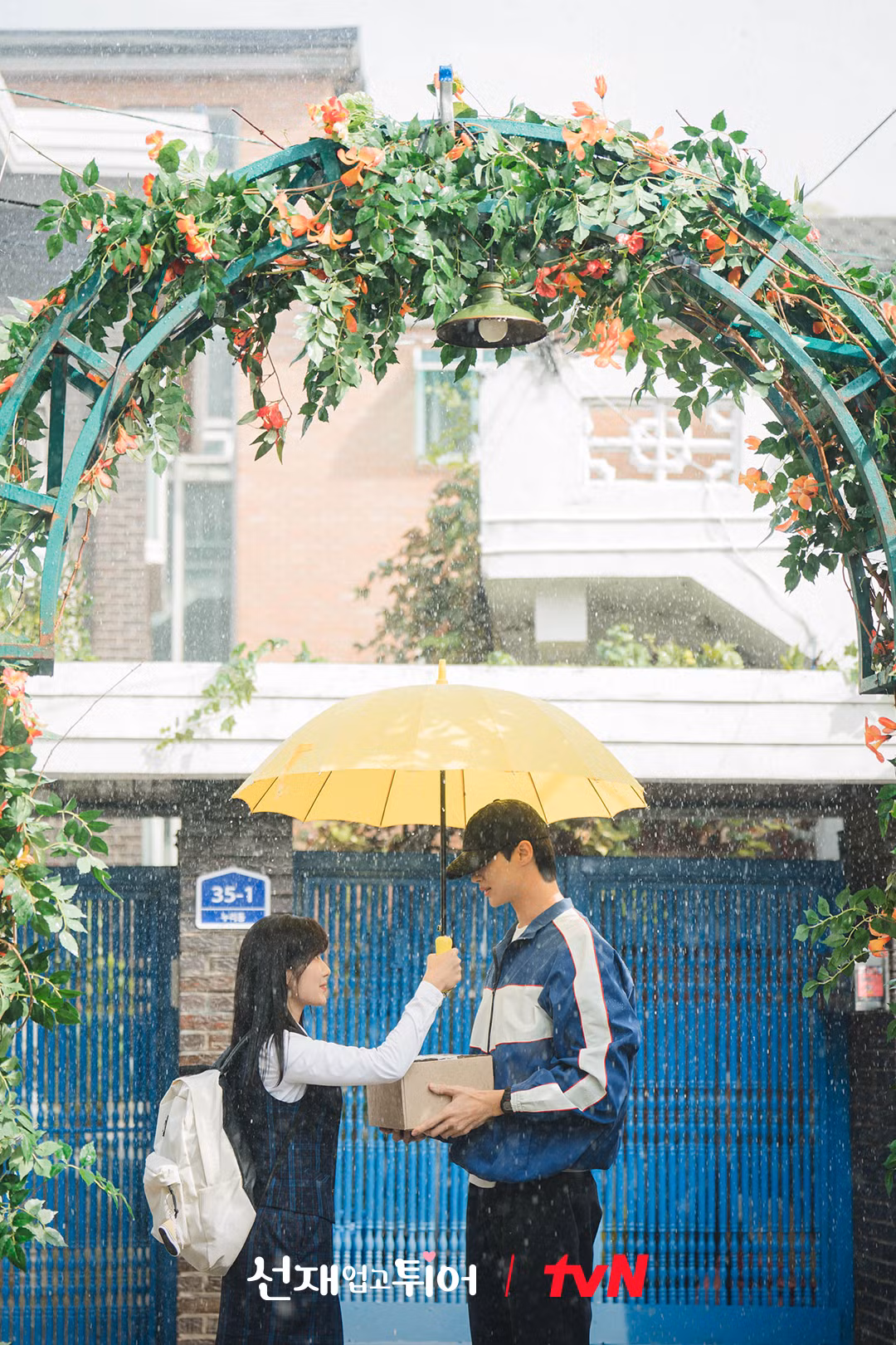 Cảnh Sun Jae lần đầu gặp Sol dưới mưa rào, cô chạy tới nghiêng ô che cho anh là phân cảnh kinh điển của phim.
