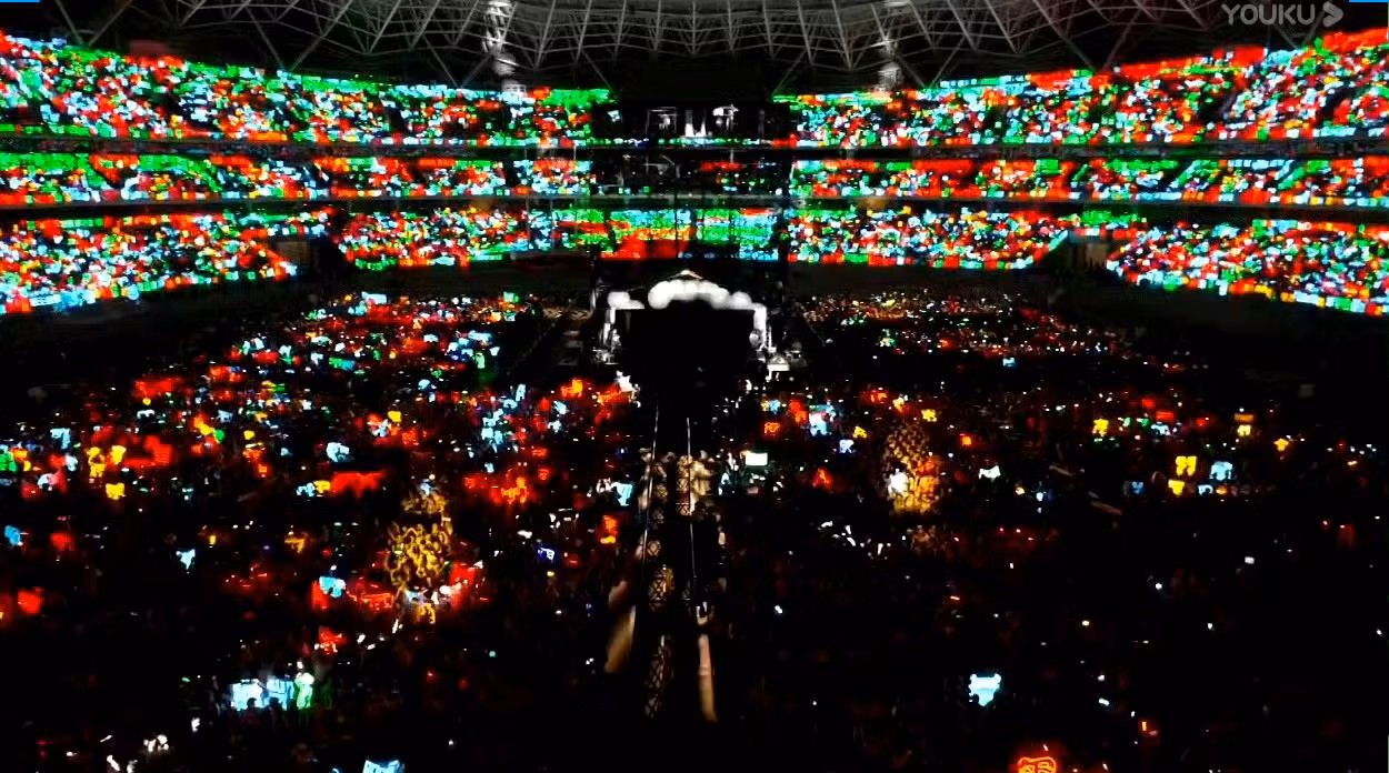 Cư dân mạng bật cười với "biển màu thập cẩm" tại concert của TFBOYS. Màu cam là đại diện cho cả nhóm. Xanh lá là Vương Nguyên. Xanh biển là Vương Tuấn Khải. Đỏ là Dịch Dương Thiên Tỉ. Cư dân mạng bật cười với "biển màu thập cẩm" tại concert của TFBOYS. Màu cam là đại diện cho cả nhóm. Xanh lá là Vương Nguyên. Xanh biển là Vương Tuấn Khải. Đỏ là Dịch Dương Thiên Tỉ.