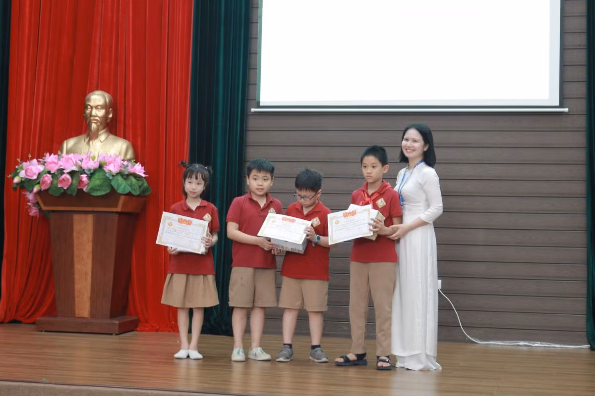 Đại diện các tập thể lớp nhận giải thiết kế video. Đại diện các tập thể lớp nhận giải thiết kế video.