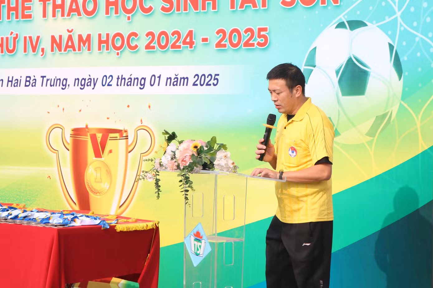 Thầy Nguyễn Xuân Kỳ - đại diện tổ trọng tài tuyên thệ.