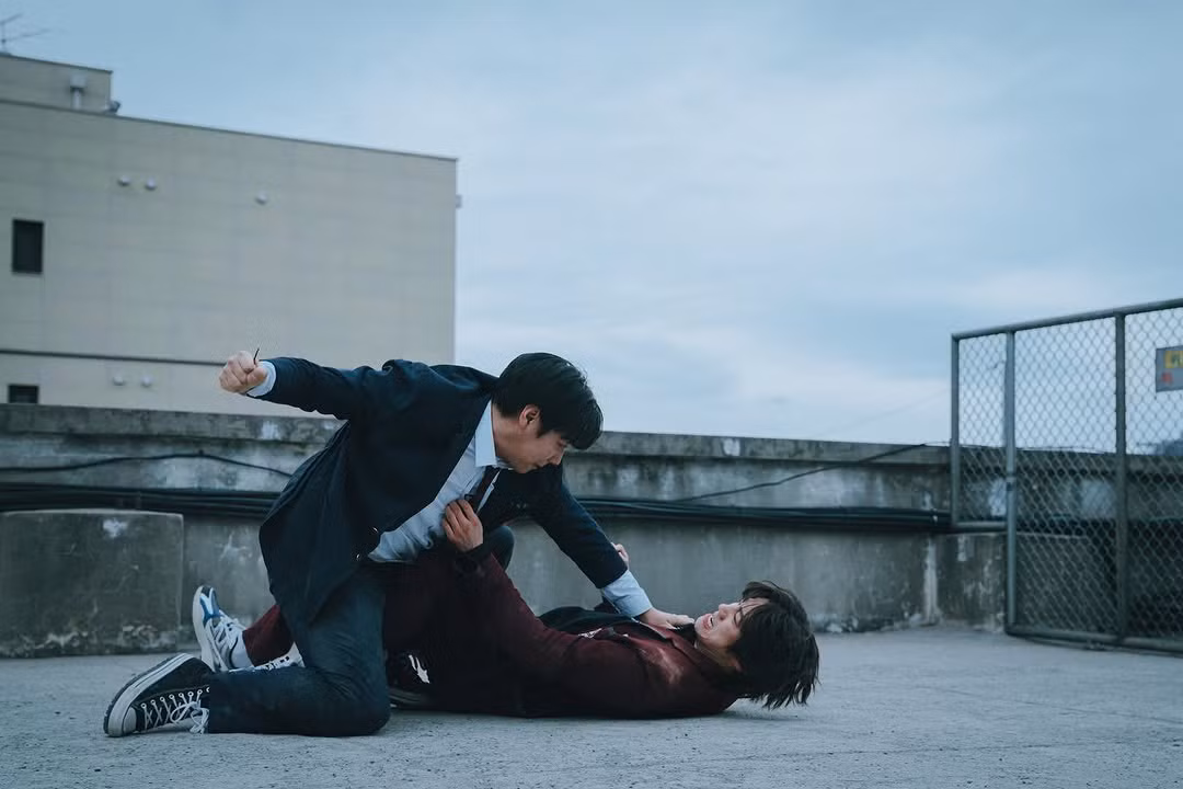 ...còn đây là Jihoon và Lee Jun Young trên phim. Jun Young vào vai Wolf Keum, tay sai đắc lực của Na Baek Jin (Donald Na) - kẻ trùm sò của phe Liên Minh (Union) muốn trừ khử Si Eun (Jihoon thủ vai).
