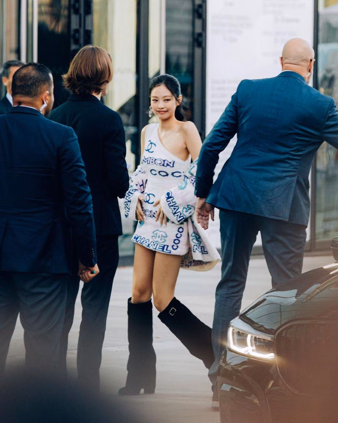 Thiết kế ôm sát của chiếc váy cũng tôn lên đường cong cơ thể hoàn hảo của Jennie. Thiết kế ôm sát của chiếc váy cũng tôn lên đường cong cơ thể hoàn hảo của Jennie.