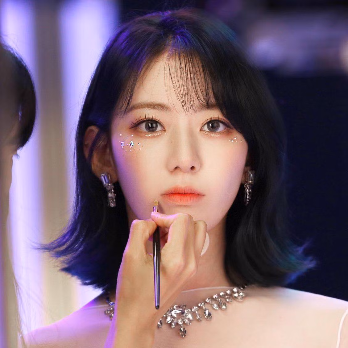 Nhân vật thứ hai là cựu thành viên IZ*ONE - Miyawaki Sakura. Từ kiểu tóc, đường nét gương mặt hay cả thần thái, cô nàng được netizen đánh giá là giống nhau đến tận 90% với Naevis.