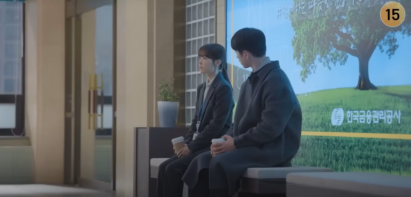 Mi Ji vẫn còn "rén", không dám nói với Mi Rae chuyện mình không "tàng hình" như lời chị dặn.