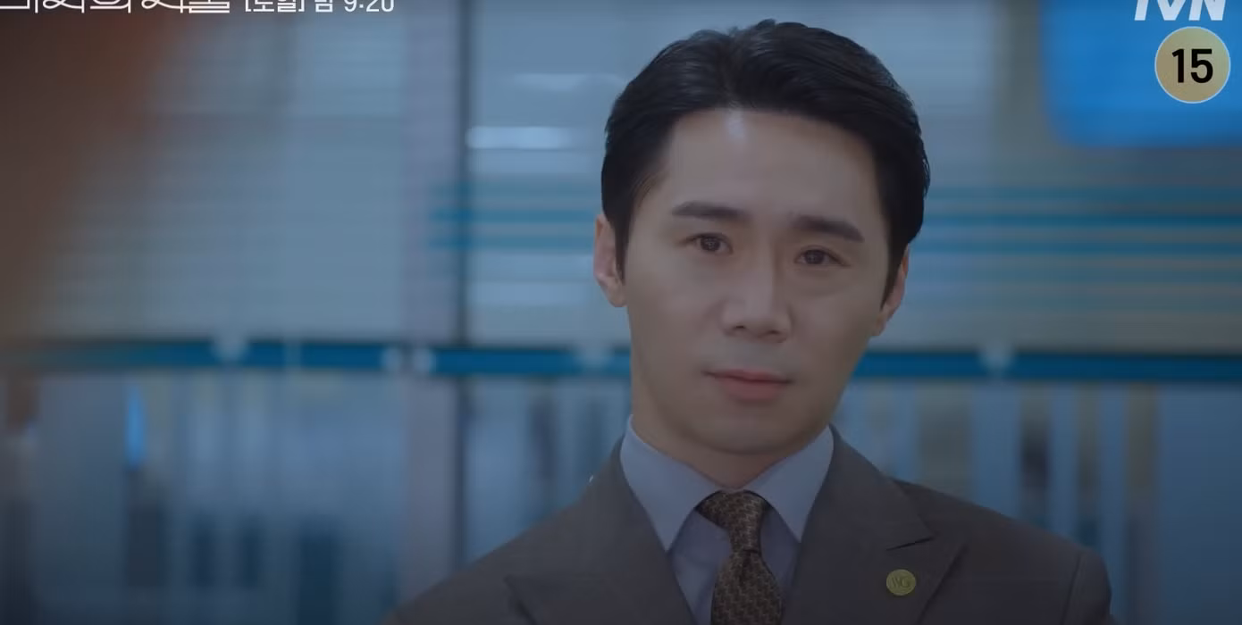 Ho Su gặp lại sếp cũ, lần này, họ ở 2 phía đối lập. Anh là đại diện pháp lý cho bà Ro Sa, còn Lee Chung Gu đang giấu sự thật về dự án. Cuộc gặp mặt này, có vẻ cũng căng như lúc anh xin nghỉ việc.