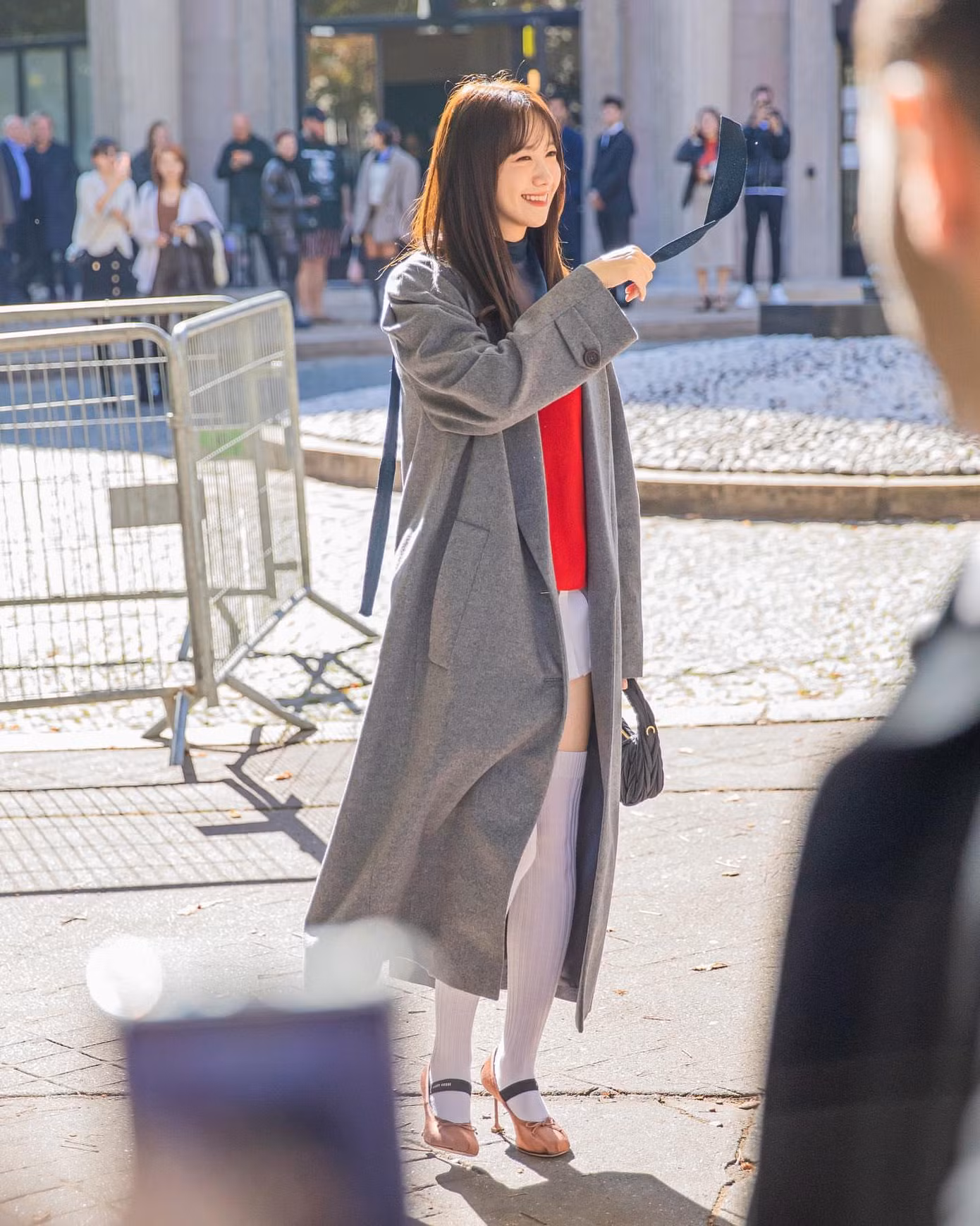 Trong khi Yoona được đánh giá là gương mặt cứu cả outfit. Bởi cách phối đồ có phần "dìm dáng", kiểu tóc cũng làm center của SNSD trông dừ hơn. Trong khi Yoona được đánh giá là gương mặt cứu cả outfit. Bởi cách phối đồ có phần "dìm dáng", kiểu tóc cũng làm center của SNSD trông dừ hơn.