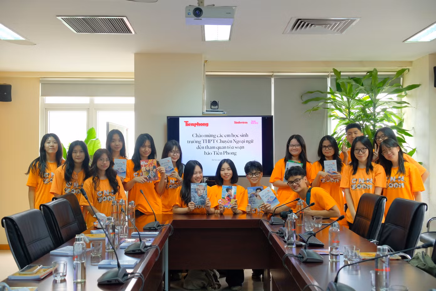 Học sinh THPT chuyên Ngoại ngữ đến tham quan quy trình làm báo Hoa Học Trò.