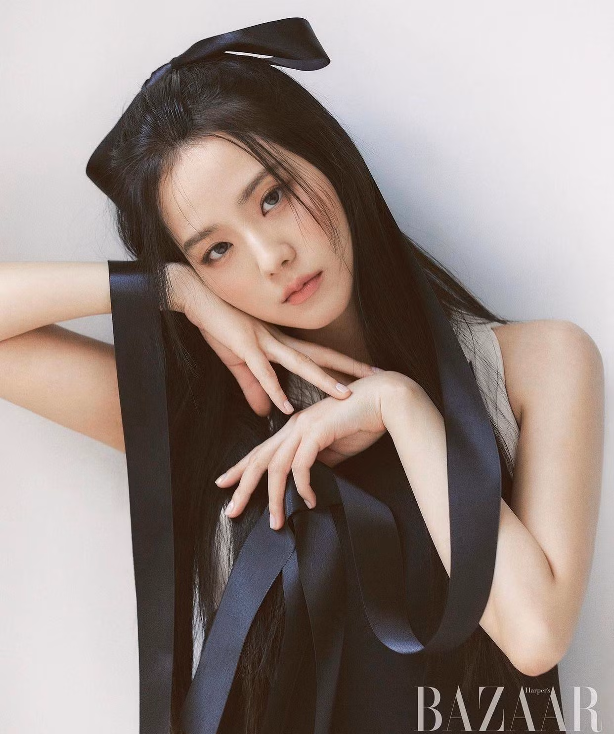 Jisoo (BLACKPINK) tăng nhẹ một hạng so với tháng trước. Cô nàng cũng có màn xuất hiện ấn tượng tại Paris Fashion Week 2022. Gần đây, tạo hình của Jisoo trên trang bìa hai tạp chí Harper's Bazaar Nhật và Vogue Hàn Quốc cũng thu hút sự chú ý của công chúng.