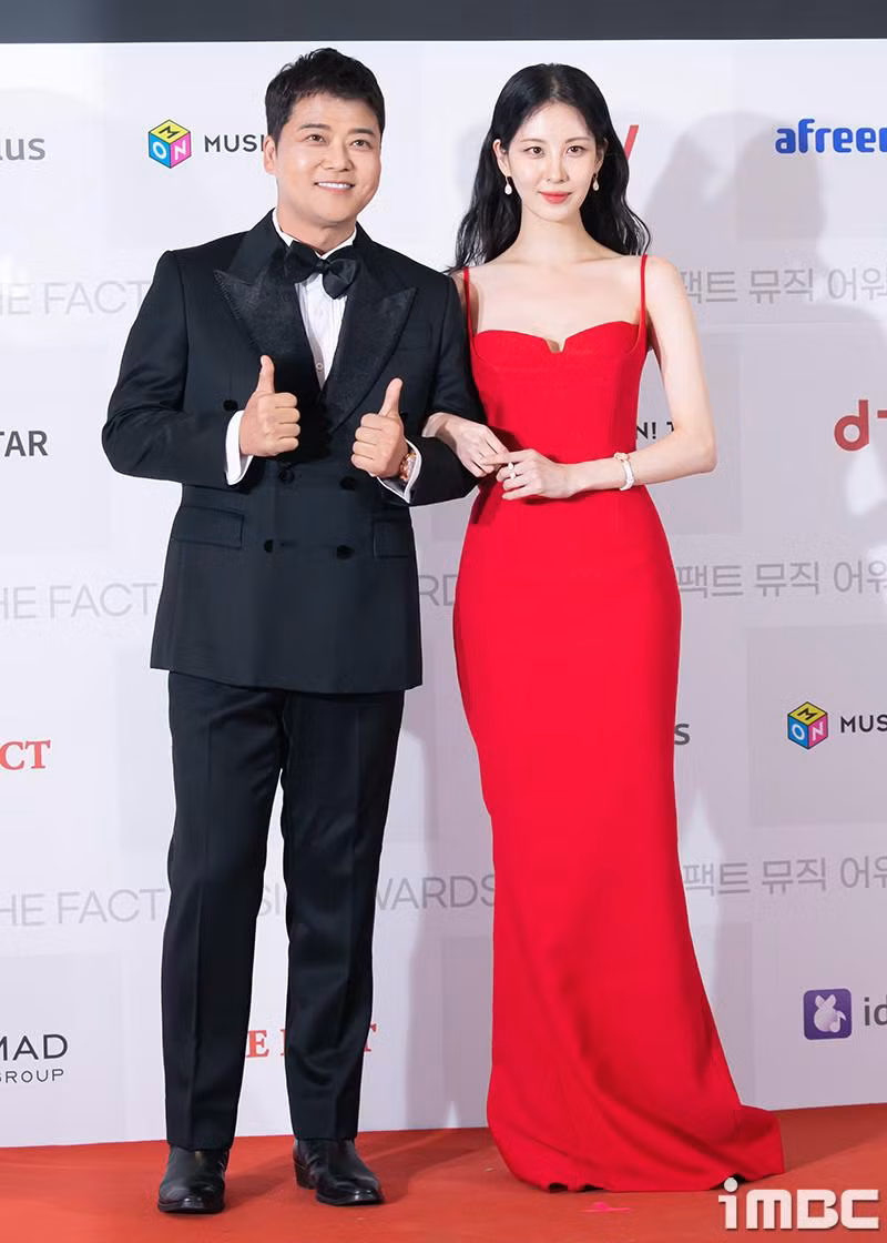Xuất hiện tại TMA 2022 với tư cách MC, Seohyun (SNSD) bước lên thảm đỏ đã thu hút sự chú ý của truyền thông lẫn công chúng trong chiếc đầm đỏ nổi bật giữa loạt trang phục đen của các thần tượng. Chiếc váy giúp khoe trọn xương quai xanh và bờ vai quyến rũ của nữ thần tượng.