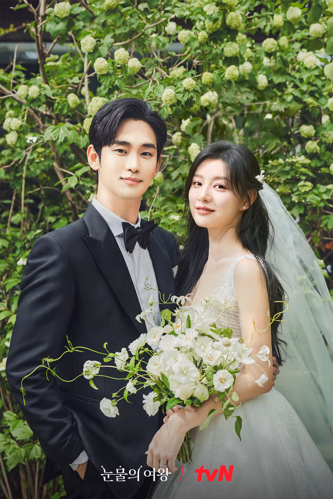"Niềm tin" của fan vào ảnh cưới mờ trên là có căn cứ vì nhân vật và bối cảnh giống hệt loạt ảnh cưới của vợ chồng Baek Hyun Woo - Hong Hae In trong Queen of Tears.