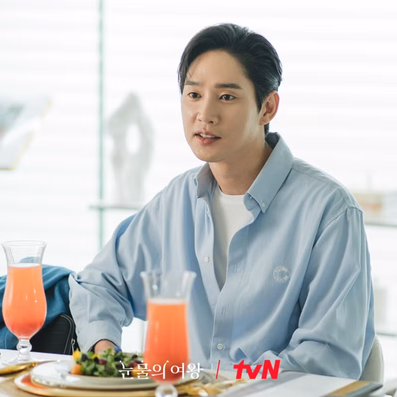 Dã tâm của Eun Sung cũng dần lộ rõ hơn ở tập 4. Một mặt anh giúp Hae In đàm phán đưa Hercyna vào bách hóa thành công; một mặt anh đang nhắm vào việc giành lấy cổ phần từ các cổ đông chủ lực, bất mãn với chủ tịch Hong.