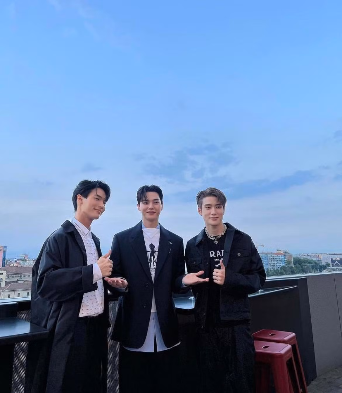 Màn "đọ sắc" của nam thần Thái Lan cùng Song Kang (trung tâm) và Jaehyun (NCT, đứng ngoài cùng bên phải) gây sốt mạng xã hội. Màn "đọ sắc" của nam thần Thái Lan cùng Song Kang (trung tâm) và Jaehyun (NCT, đứng ngoài cùng bên phải) gây sốt mạng xã hội.