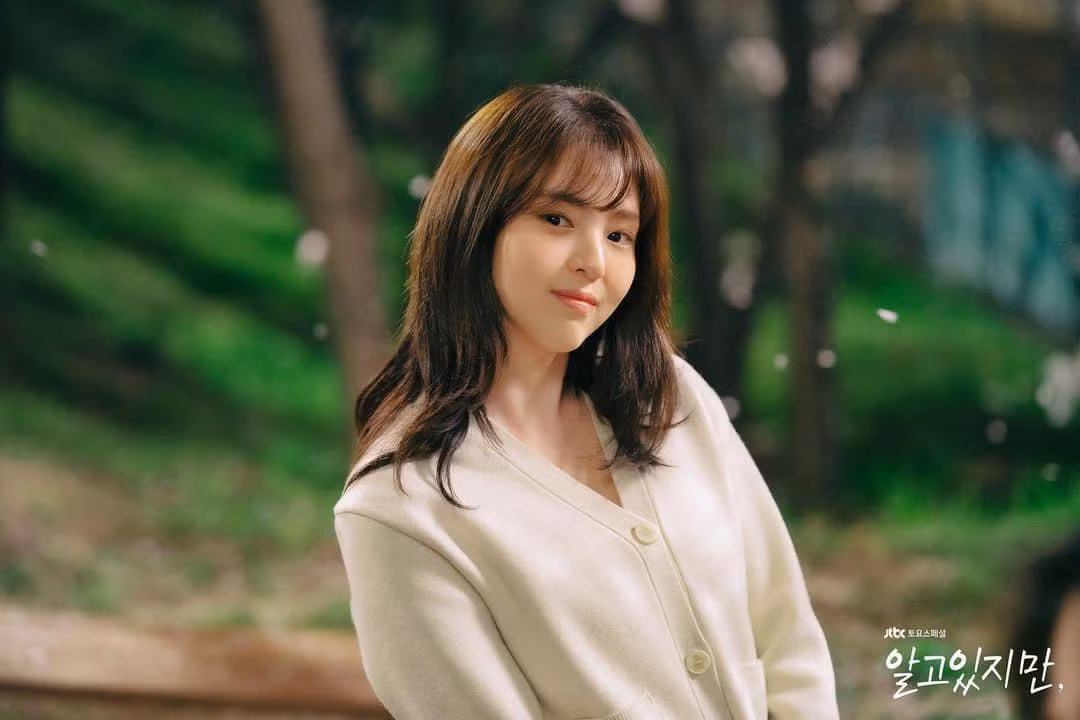 Vai diễn của Han So Hee trong Nevertheless gây nhiều tranh cãi về tính cách. Diễn xuất của cô bị netizen đánh giá là giảm phong độ và chưa thoát được cái bóng của nàng "tiểu tam".