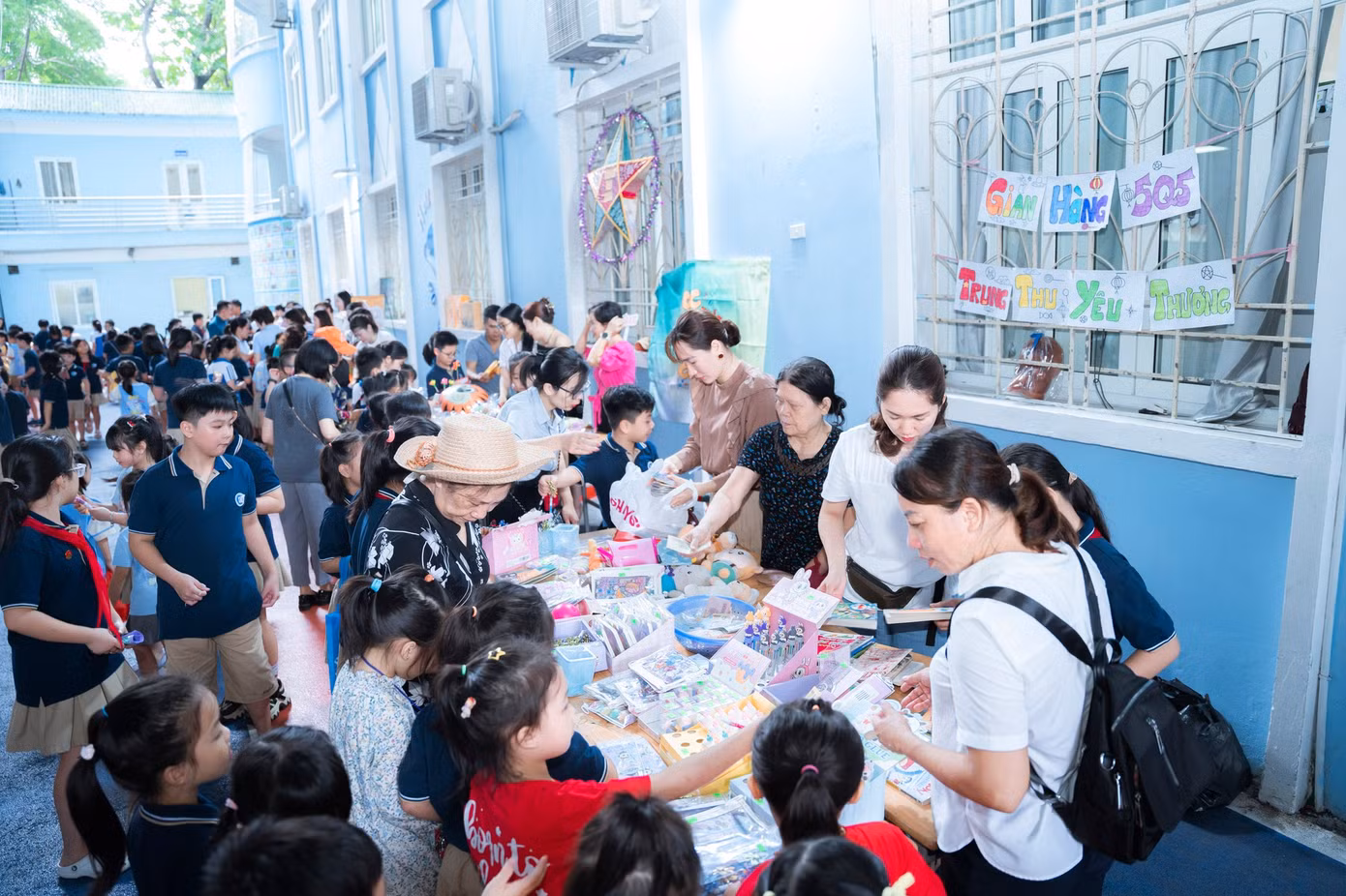Các sự kiện tương tự như "Vầng trăng yêu thương" từng được trường tổ chức thường xuyên.