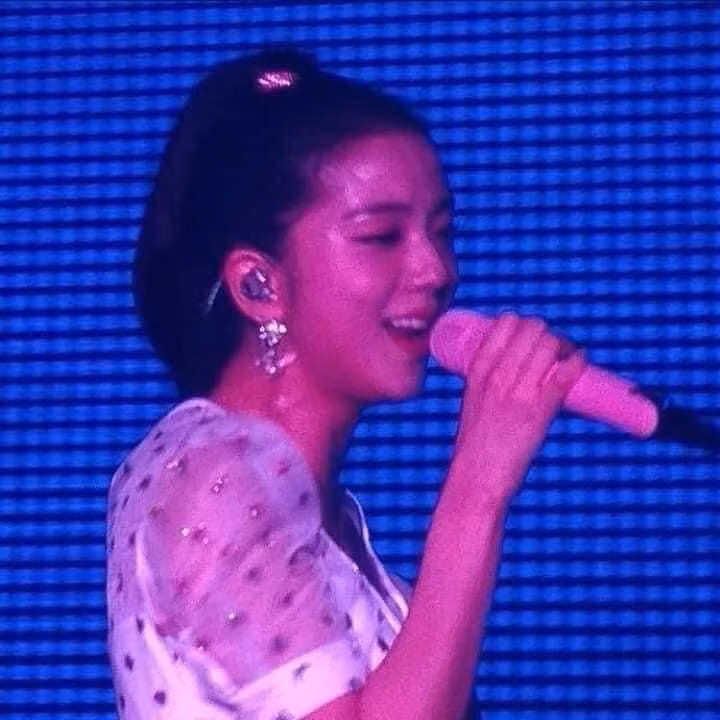 Jisoo từng nổi hạch ở cổ trong buổi diễn thuộc world tour năm 2019, vị trí gần với vị trí sưng hạch mới đây. Jisoo từng nổi hạch ở cổ trong buổi diễn thuộc world tour năm 2019, vị trí gần với vị trí sưng hạch mới đây.