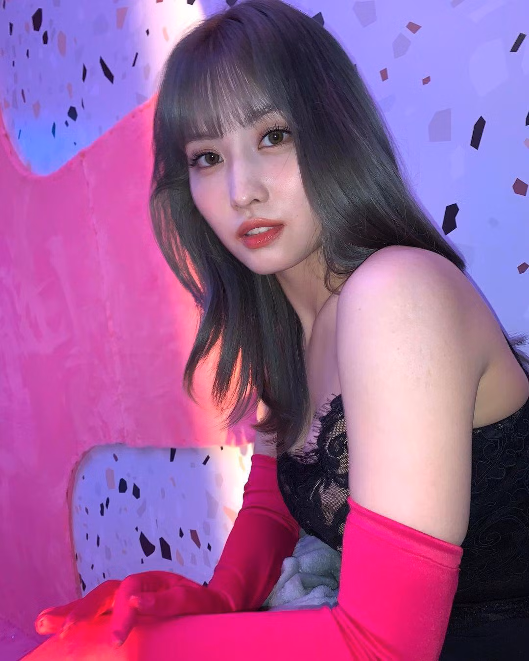 Momo (TWICE) xếp hạng 4, giá trị truyền thông ước tính 2,39 triệu đôla (hơn 56 tỷ đồng) cho Prada với khoảng 9,3% tương tác trên mạng xã hội.