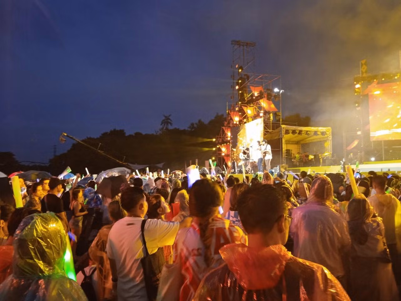 Giới trẻ Hà Nội đã có một ngày dốc cạn năng lượng tại Hay Glamping Music Festival.