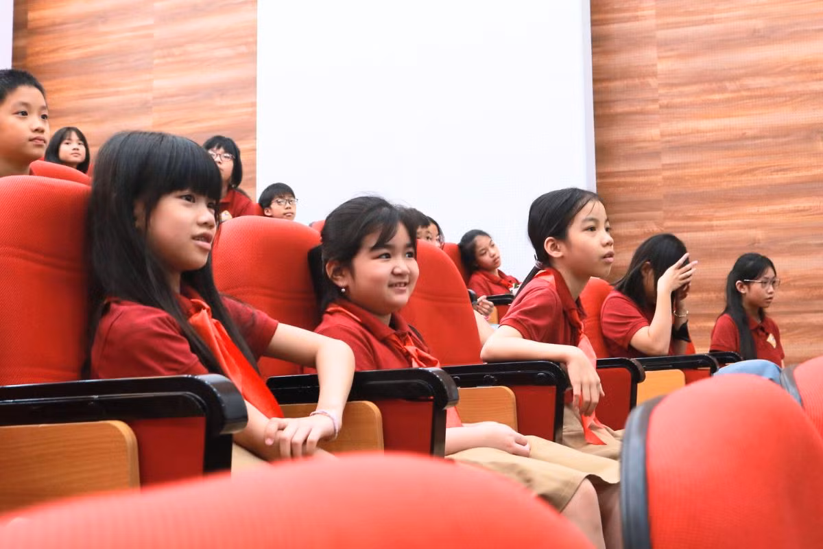 Các bạn nhỏ thích thú khi vừa được thưởng thức các tiết mục văn nghệ đặc sắc, vừa được biết thêm nhiều kiến thức lịch sử thú vị. Các bạn nhỏ thích thú khi vừa được thưởng thức các tiết mục văn nghệ đặc sắc, vừa được biết thêm nhiều kiến thức lịch sử thú vị.