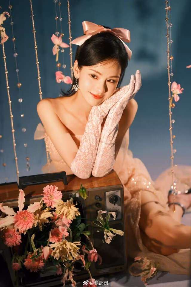 Trần Đô Linh tham gia Đêm hội cuối năm của đài Đông Phương. Tạo hình của cô được fan ví như thỏ ngọc, trong veo, "dịu kha" mang hơi hướng cổ điển.